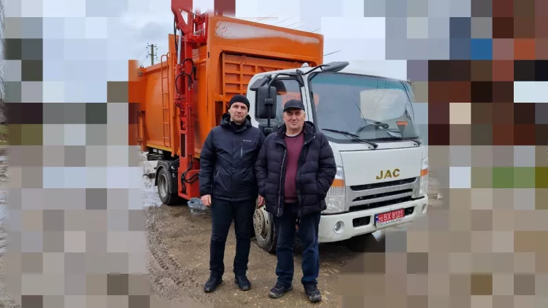Twee mannen staan voor een vrachtwagen