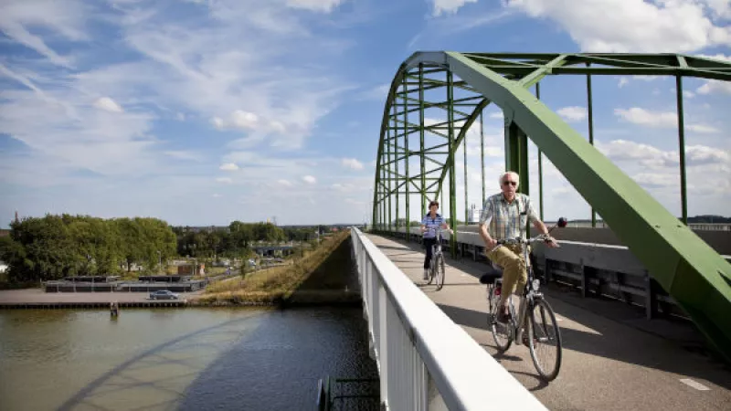fietser op brug over rivier