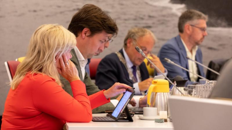 Een burgemeester en 4 anderen in een vergadering
